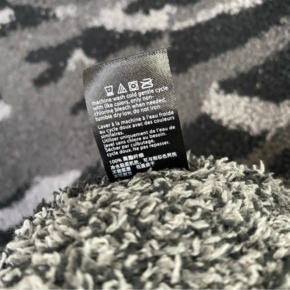 Barefoot Dreams Cozy Chic Seaside Crew Neck Zebra Camo Super Soft Sweater Small - Picture 13 of 14